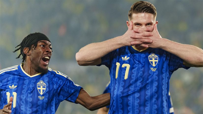 Elanga and Gyokeres celebrate the hat-trick of the latter (©Lukasz Germaniuk/Eurasia Sport Images/Getty Images)