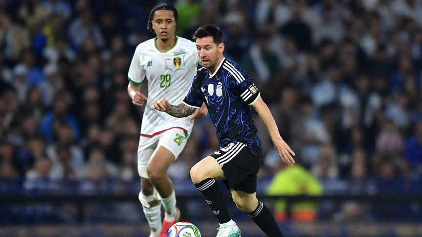 Oumar Ngom of Mauritania and Lionel Messi of Argentina in action (©Marcelo Endelli/Getty Images)