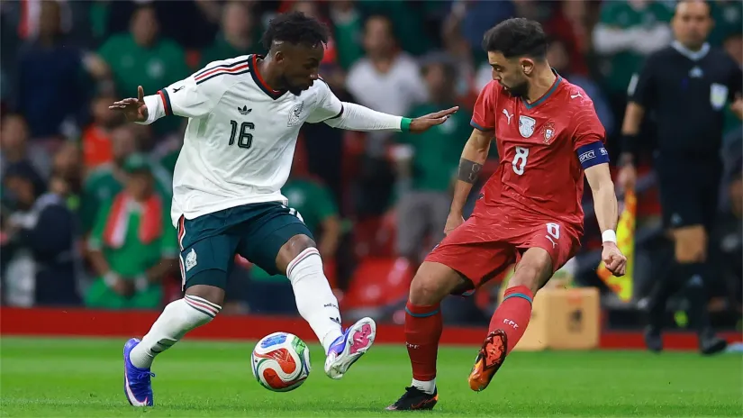 Bruno Fernandes of Portugal (right) fights for the ball with Julian Quinones of Mexico (©Manuel Velasquez/Getty Images)
