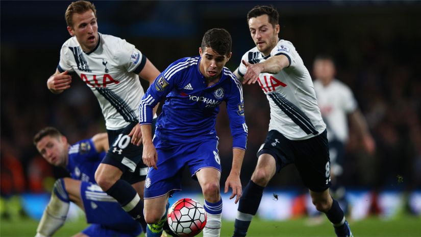 Oscar in action for Chelsea against Tottenham in 2016 (©Ian Walton/Getty Images)
