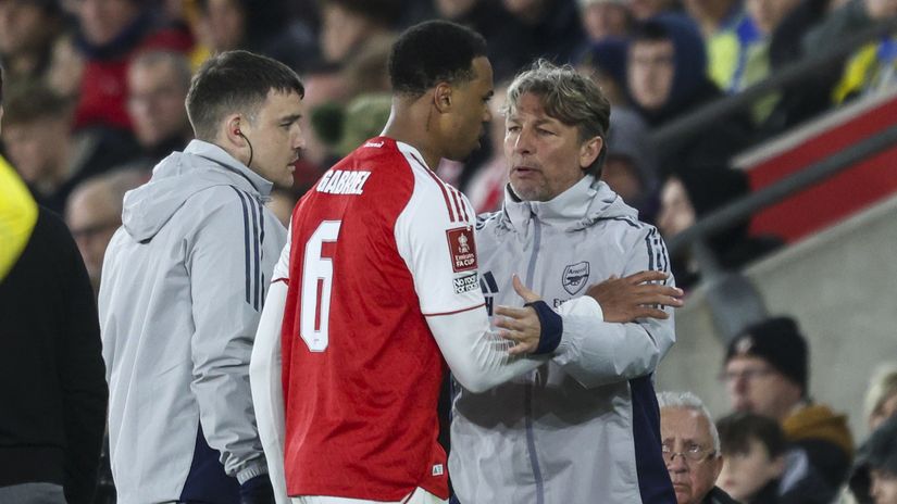 Gabriel Magalhaes with the assistant coach Gabriel Heinze after leaving the pitch due to an injury last night (©Robin Jones/Getty Images/Gallo Images)