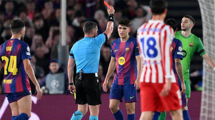 Kovacs shows Cubarsi a red card (©David Ramos/Getty Images)