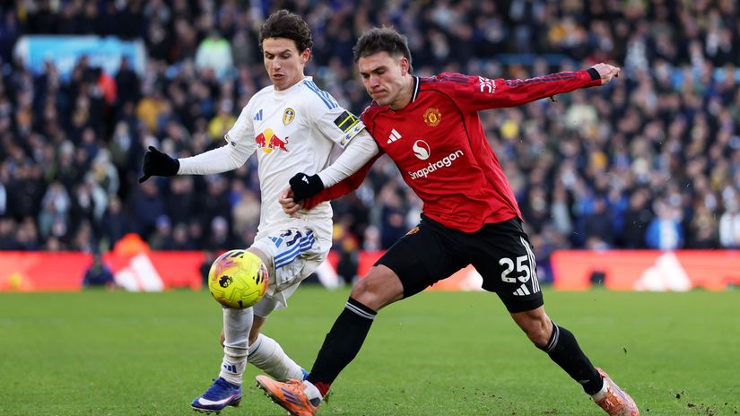 Brenden Aaronson of Leeds and Manuel Ugarte of Man United in action in the last game between the Whites and the Red Devils (©Michael Regan/Getty Images)
