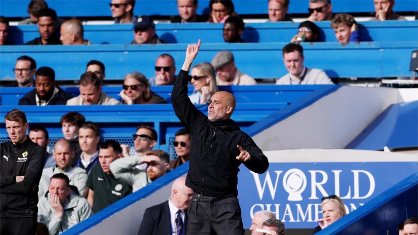 Pep reacts at the Stamford Bridge with the sun all around the place (©Ryan Pierse/Getty Images)