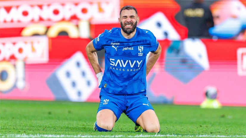 Benzema in pain on his knees (©Abdullah Ahmed/Getty Images)