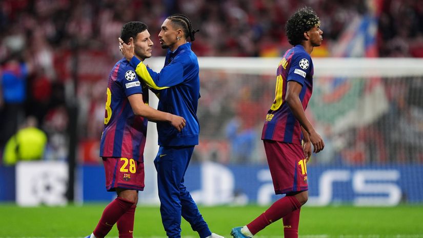 Raphinha on the pitch after the game (©Getty Images)