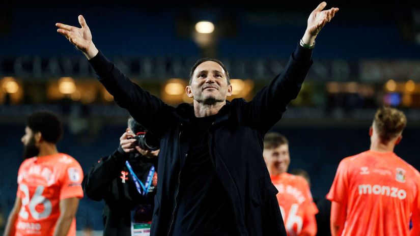 Frank Lampard greets the crowd upon the triumph on Friday (©Action Images via Reuters/Jason Cairnduff)