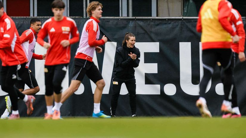 Marie-Louise Eta with her players during one of the latest trainings (©Reinaldo Coddou H./Getty Images)