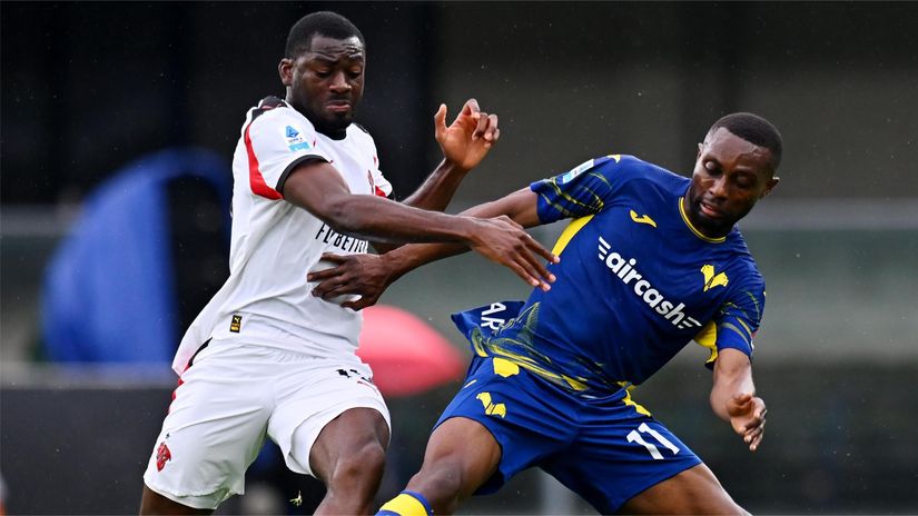 Youssouf Fofana of AC Milan is challenged by Jean-Daniel Akpa Akpro of Verona (© Alessandro Sabattini/Getty Images)