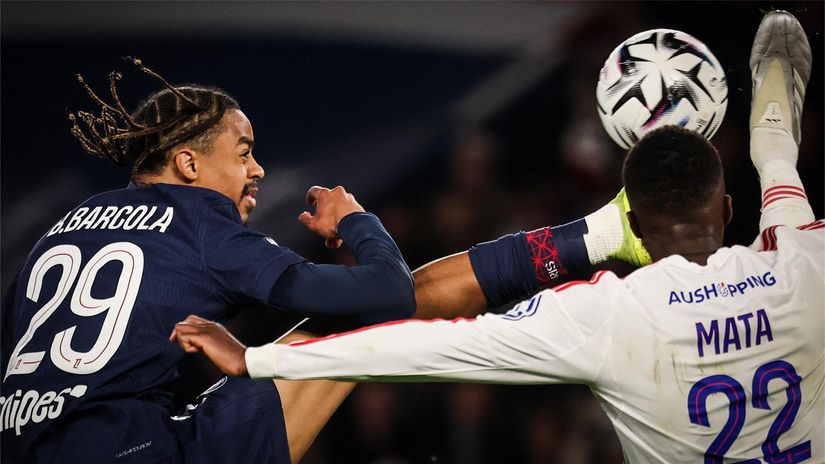 Mata of Lyon stops Barcola at Parc des Princes (©AFP)