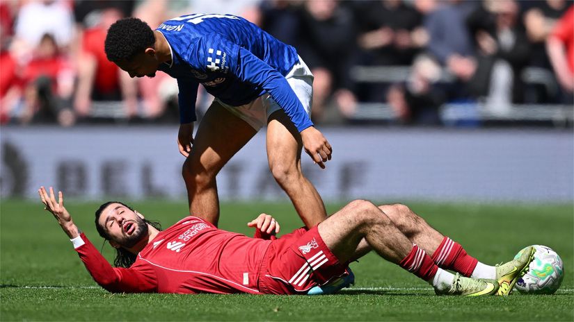 Szobo found himself on the ground a couple of times against Everton (©Gareth Copley/Getty Images)