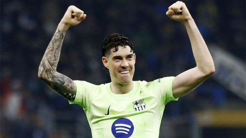 Bastoni in Barca's shirtf following the Champions League clash between the two sides in 2025 (©REUTERS/Alessandro Garofalo)