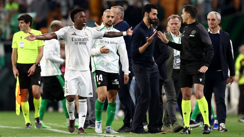 Vinicius Jr and Alvaro Arbeloa protest to the fourth official following Hector Bellerin's late leveller (©Fran Santiago/Getty Images)