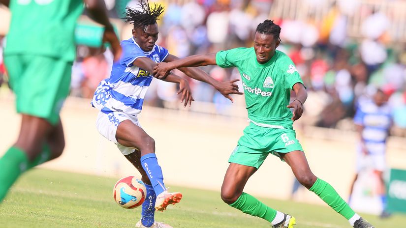 Victor Otieno (L) of AFC Leopards SC contest for the ball with Enock Morrison of Gor Mahia © Mozzart Sport
