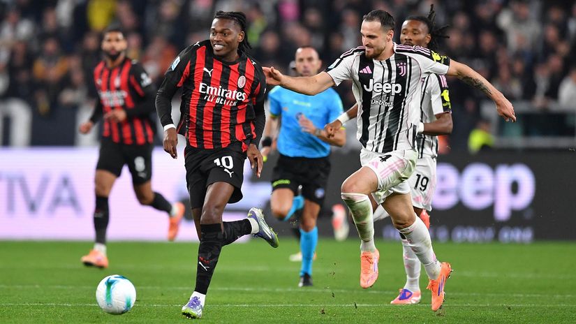 Rafael Leao runs away with the ball from Gatti of Juventus (©Valerio Pennicino/Getty Images)
