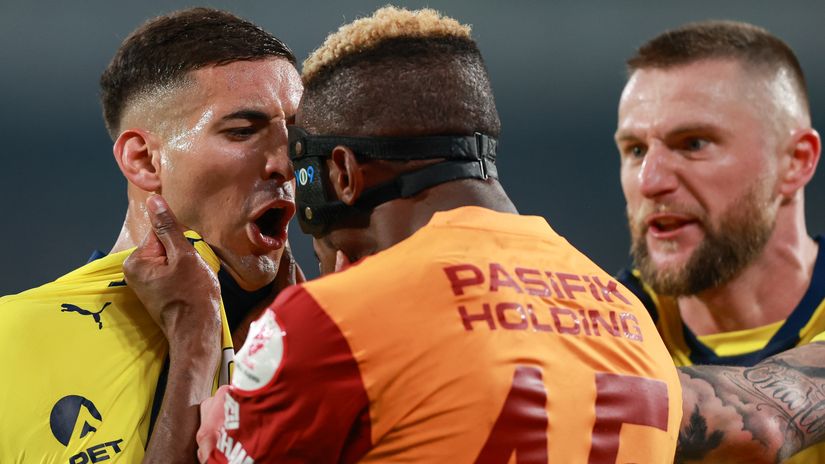Osimhen fights with Muldur of Fenerbahce (©Ahmad Mora/Getty Images)
