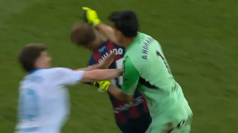 Ouch, that hurts... (©X/LaLiga)