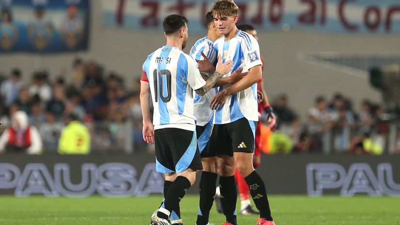 Lionel Messi and Nico Paz (©Daniel Jayo/Getty Images)