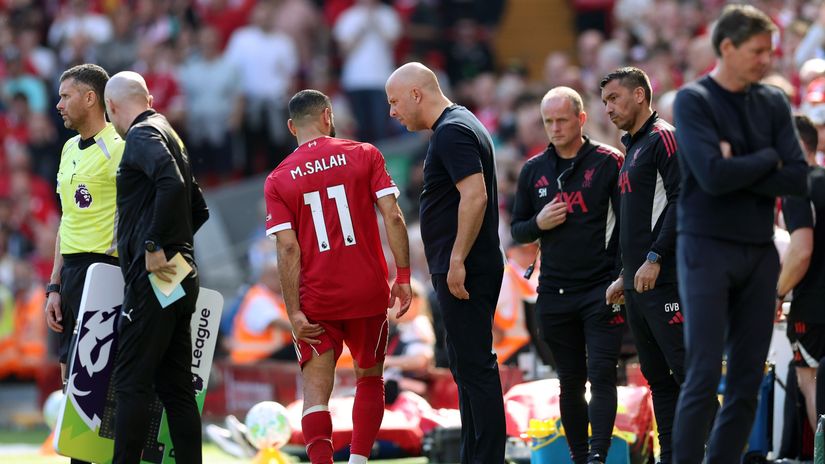 Mohamed Salah talking to Arne Slot after being subbed off due to a hamstring injury (©Alex Livesey/Getty Images)