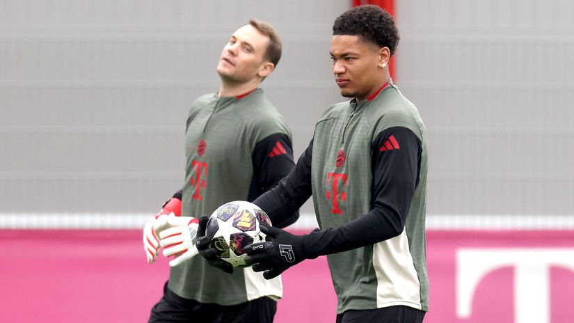 Leonard Prescott in Bayern's training session alongside Manuel Neuer (©Alexander Hassenstein/Getty Images)