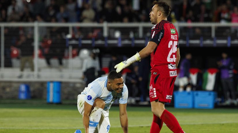 Vinicius on his knees before the custodian Perez following his three misses from the spot (©Javier Vergara/Eurasia Sport Images/Getty Images/Gallo Images)