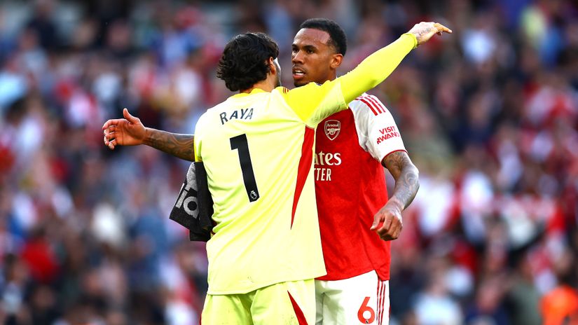 Raya and Gabriel celebrating the win against Newcastle (©Getty Images)