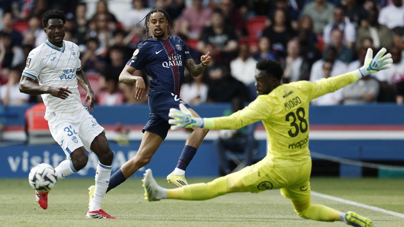 Barcola with a chance against Lorient (©REUTERS/Benoit Tessier)