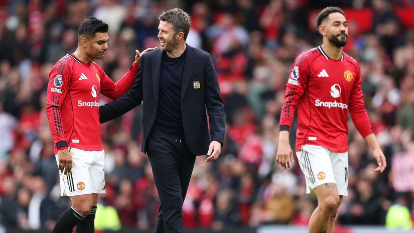 Carrick with Casemiro and Cunha after the win against Liverpool (©Michael Regan/Getty Images)