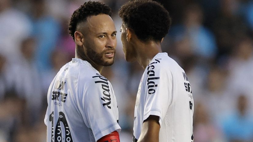 Neymar and Robihno Jr collide (©REUTERS/Marcelo Machado De Melo)
