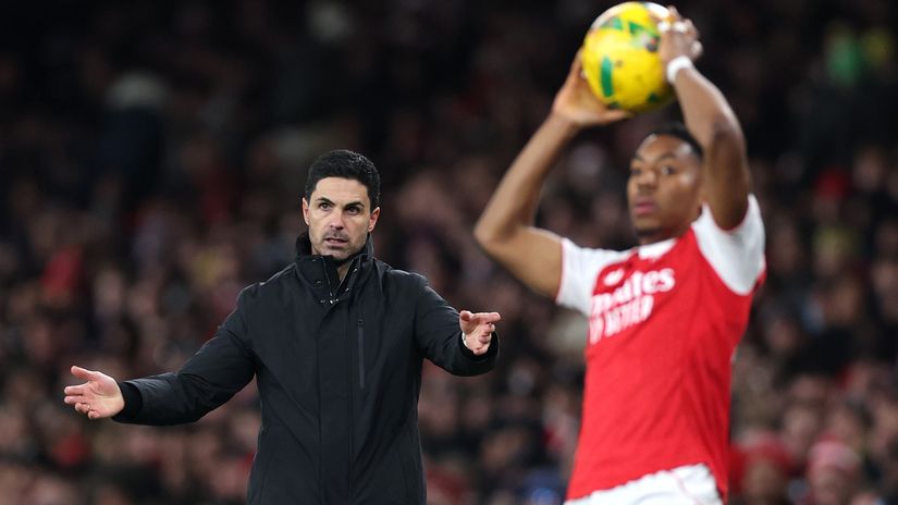 Arteta stands behind Myles Lewis-Skelly during a throw-in (© Alex Pantling/Getty Images)