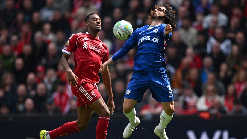 Ryan Gravenberch of Liverpool & Marc Cucurella of Chelsea in action (©Gareth Copley/Getty Images)
