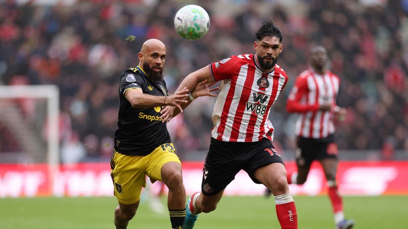 Bryan Mbeumo of Man United and Omar Alderete of Sunderland chasing the ball (©Stu Forster/Getty Images)