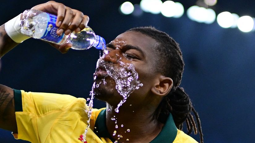 Rafael Leao left the game in the second half and was met with boos from the fans (©REUTERS/Daniele Mascolo)