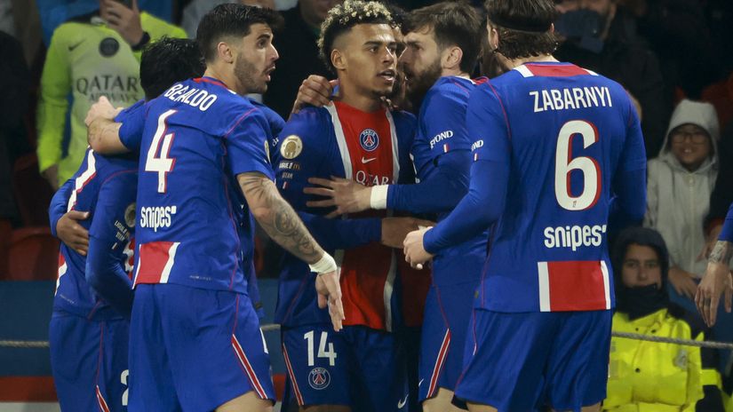 Doue celebreates with his teammates after scroing the winner (©Jean Catuffe/Getty Images)