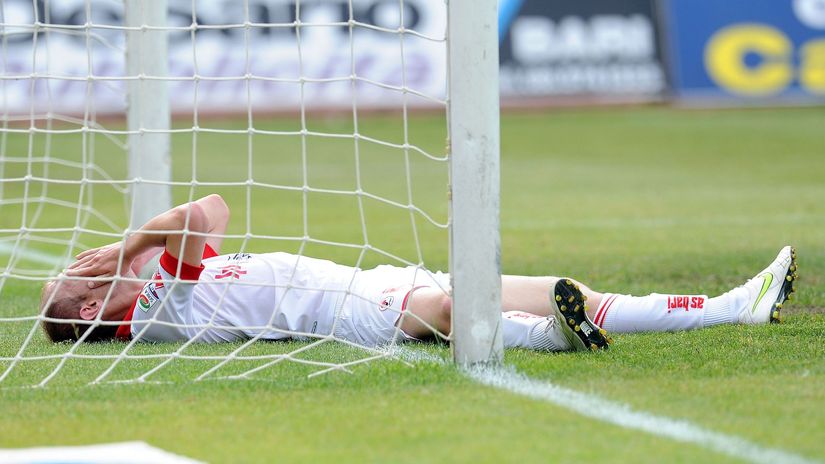 Andrea Masiello's reaction after his deliberate own goal against Lecce in May 2011 (©Giuseppe Bellini/Getty Images)