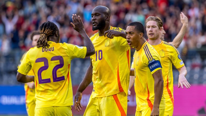 Lukaku with Doku, Tielemans and De Bruyne (©Omar Havana/Getty Images)