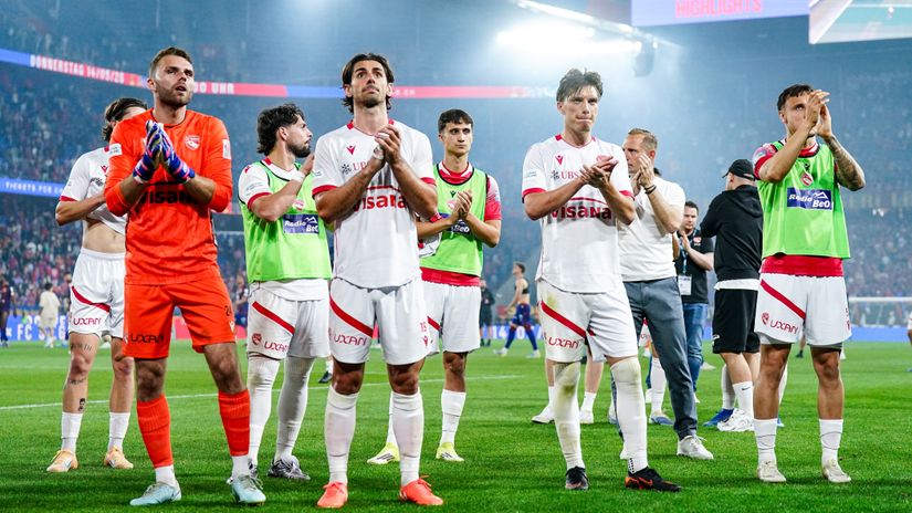 Thun players thank the fans (©Gallo Images)