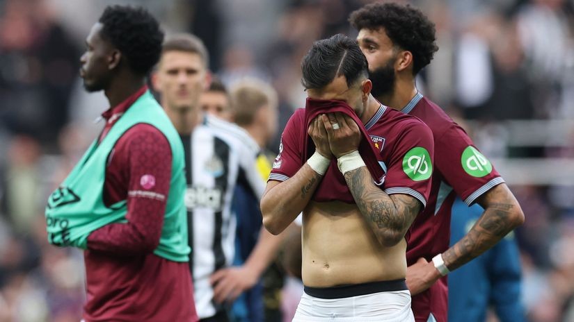 West Ham players in despair after the loss (©Ian MacNicol/Getty Images)