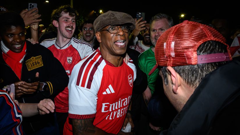 Ian Wright celebrates with the fans (©Getty Images)