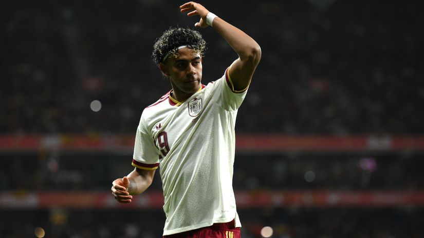 Lamine Yamal in action for Spain (©David Ramos/Getty Images)