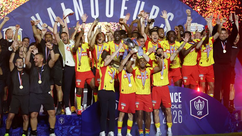 Lens players with the trophy (©Gallo Images)