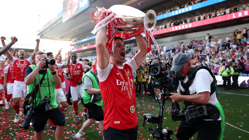 Mikel Arteta with the Premier League trophy (©Getty Images)
