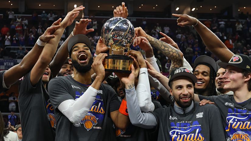 New York Knicks with the trophy (©Getty Images)