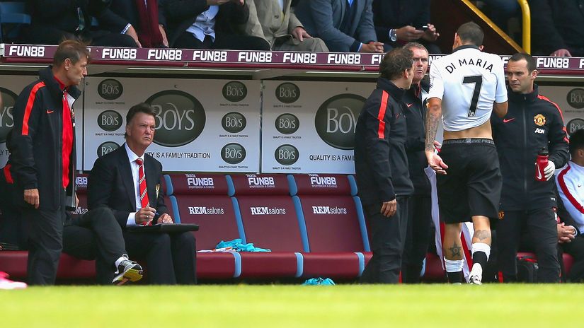 Van Gaal looks on Di Maria after subbing him of in 2014 (©Clive Brunskill/Getty Images)
