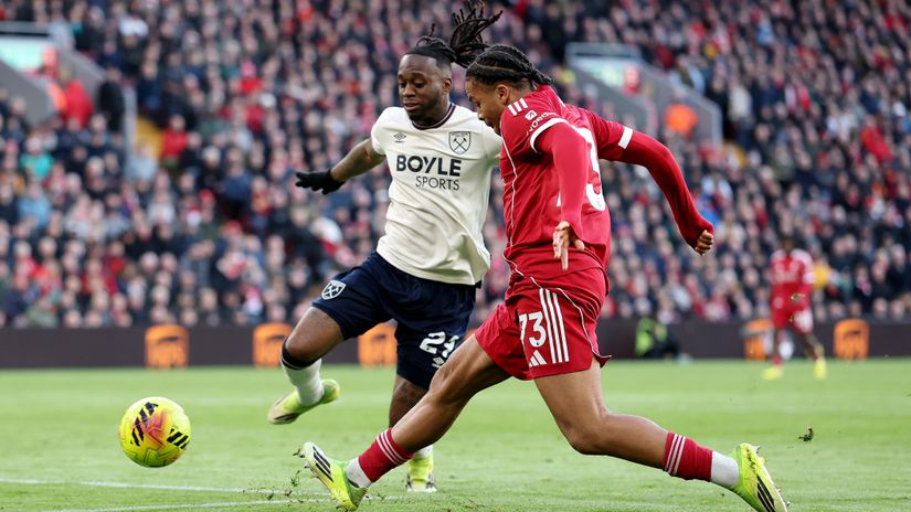 Wan-Bissaka tries to stop Ngumoha of Liverpool (©Dan Mullan/Getty Images)