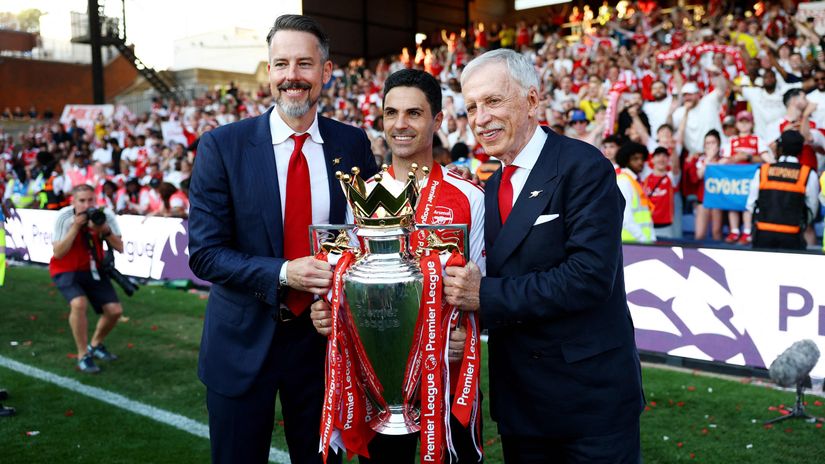 Josh Kroenke, Mikel Arteta & Stan Kroenke posing with the Premier League trophy (©Reuters/Matthew Childs/Gallo Images)