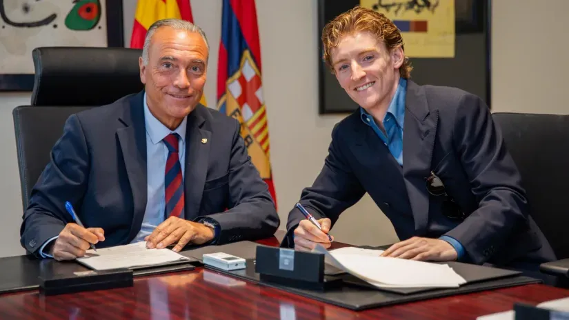 Gordon signs the contract with Barca (©X/FCBarcelona)