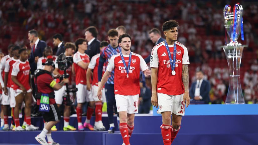 Devastated Gunners receiving runners-up medals (©Lars Baron/Getty Images)