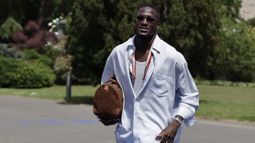 Ibrahima Konate arrives at the France national team training camp (©AFP)©