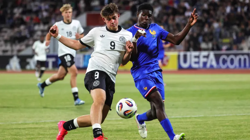 Mbemba in action for France U-17 against Germany (©Armando Babani/Getty Images/Gallo Images)